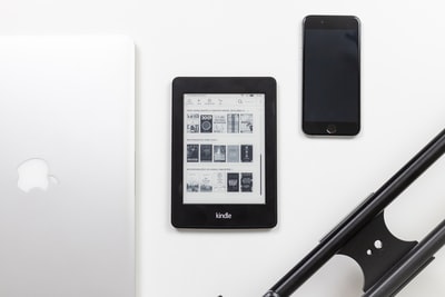 白色表面的黑色亚马逊Kindle电子书阅读器